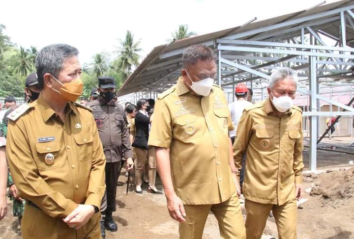 Didampingi Bupati FDW dan Wabup PYR, Gubernur Olly Dondokambey SE mengunjungi lokasi bencana abrasi pantai Amurang dan Lokasi Pengungsian warga, Senin (11/07/2022). Foto: Istimewa