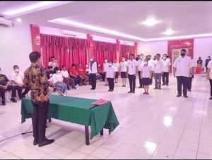 Bupati Joune Ganda saat membacakan naskah pelantikan.
