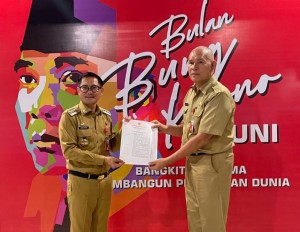 Bupati Joune Ganda menyerahkan SK penunjukan kembali Sekda Minut kepada Rivino Dondokambey.