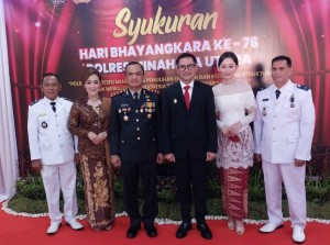 (palingkanan) Penjabat Kumtua Wori Rommy Charles Lopo, SE. S.Pd foto bersama Bupati Joune Ganda dan Ny. Rizya Davega dan Kapolres AKBP. Bambang Yudi Wibowo dan Istri serta lurah