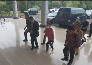 Bupati Joune Ganda didampingi istri Ny Rizya Ganda Davega saat hadir di gedung Pascasarjana Universitas Negeri Manado.