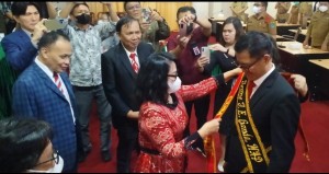 Pengalungan salempang predikat Cum Laude oleh Rektor Unima Prof Katuuk kepada Joune Ganda, SE. M.A.P