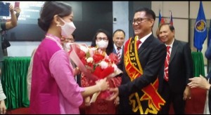 Bupati Joune Ganda saat diberikan ucapan oleh istri tercinta Ny. Rizya Ganda Davega usai meraih gelar Magister.