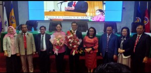 Foto bersama Bupati Joune Ganda dan Istri dengan Rektor serta penguji Pascasarjana Unima.