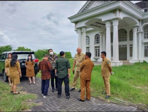 Tim KPK saat berada di Rumah Dinas Bupati dan Wakil Bupati Minahasa Utara.
