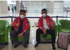 Ketua KONI Minut Denny Kamlon Lolong bersama Letkol Vipi Amuranto saat menghantar Tim Voli Putri Sulut ke PON Papau tahun lalu.
