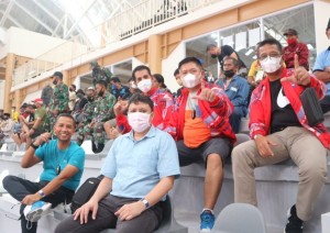 Ketua KONI Minut Denny Kamlon Lolong menonton langsung pertandingan tim Voli Putri Sulut saat berlaga di PON Papua.