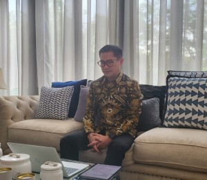 Bupati Joune Ganda saat mengikuti rapat Paripurna secara Daring.
