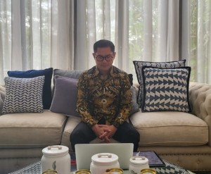 Bupati Joune Ganda saat mengikuti Rapat Paripurna DPRD Minut dalam rangka KUA-PPAS.