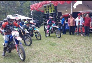 Ketua KONI Minut Denny Kamlon Lolong mengangkat bendera pertanda dilepasnya peserta Adventure.