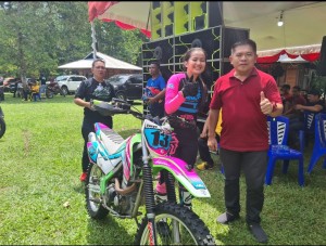 Tasya, salah satu peserta adventure wanita saat foto bersama Ketua DPRD Minut Denny Kamlon Lolong.