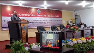 Efendi Moha anggota DPRD Minut saat membacakan pandangan umum fraksi partai Nasdem