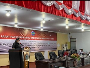 Wakil Ketua DPRD Olivia Mantiri membacakan pandangan umum fraksi Golkar.