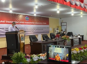 Sekwan Jossi Kawengian membacakan naskah keputusan DPRD.