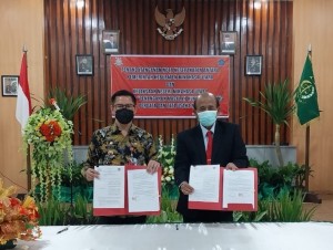 Bupati Joune Ganda dan Kajari Yohanis Priyadi usai penandatanganan Nota Kesepakatan.