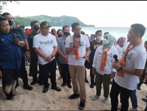 Sandiaga Uno didampingi Istri Ny. Nur Asia Uno, Bupati Joune Ganda dan Ny. Rizya Ganda Davega serta Ketua DPRD Minut Denny Kamlon Lolong saat diwawancarai di tepi pantai.