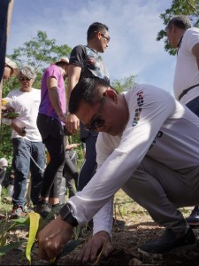 Bupati Joune Ganda saat melakukan penanaman pohon di drainase KEK Likupang