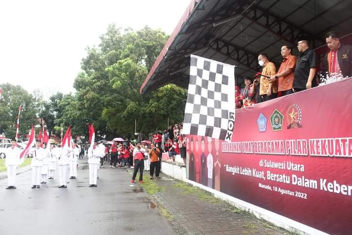 Wakil Gubernur Drs Steven OE Kandouw didampingi Ketua FKUB Provinsi Pdt Lucky Rumopa MTh, melepas peserta Karnaval Kerukunan, Kamis (18/08/2022).
