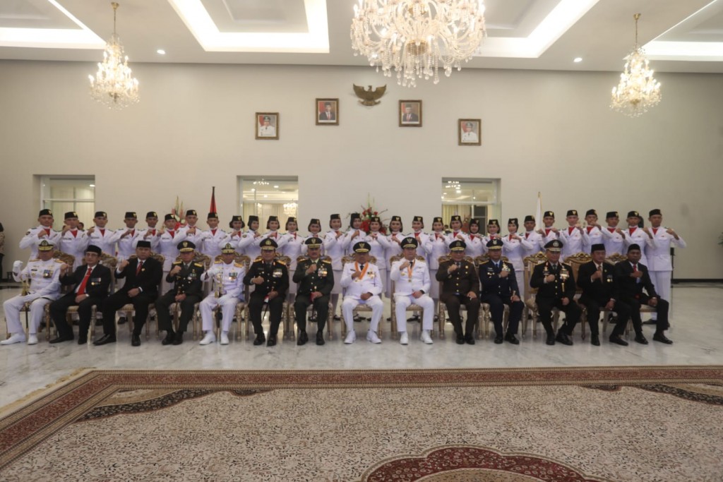 Foto bersama Paskibraka usai menjalani Tugas Menaikan dan Menurunkan Sang Saka Merah Putih