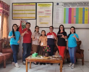 Kepala Dinas Pendidikan Olfy Kalengkongan bersama Melisa