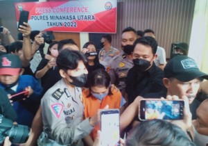 Tersangka ARA alias Agrista saat digiring petugas ke sel tahanan usai konfrensiPers.