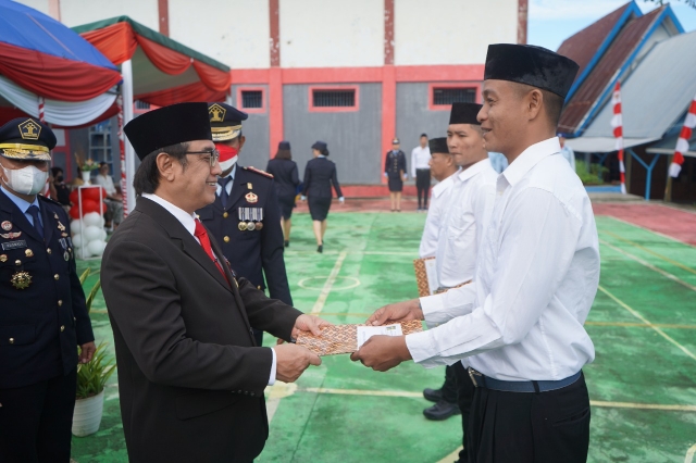 Mewakili Gubernur Sulut, Sekdaprov Dr Praseno Hadi menyerahkan Remisi bagi warga binaan Lapas di HUT ke-77 Kemerdekaan RI