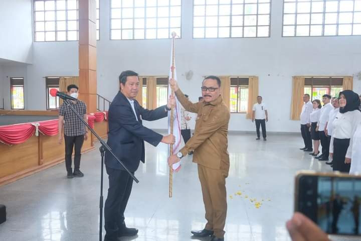 Ketua Umum KONI Sulut Drs Steven OE Kandouw menyerahkan Pataka kepada Ketua KONI Bolmong Ir Limi Mokodompit MM