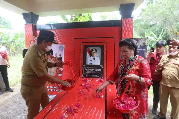 Wagub Drs Steven OE Kandouw menabur bunga di Makam Almarhum mantan Wagub Fredy Sualang.