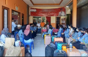 Hukum Tua didampingi perangkat menerima kedatangan Mahasiswa Unsrat yang akan melakukan Kuliah Kerja Terpadu di Desa Kawangkoan.
