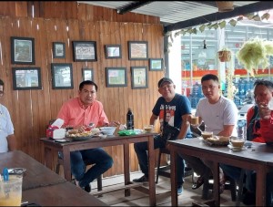 Bupati Joune Ganda bincang santai bersama wartawan pos Liputan Kabupaten Minahasa Utara di salah satu rumah kopi, Sabtu (04/09/22) kemarin.