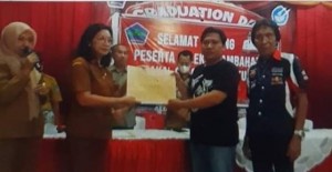 Penyerahan hasil penilaian bakal calon Kumtua Desa Kema 1 oleh Ketua Panitia Kabupaten kepada Panitia Desa disaksikan oleh Ketua BPD Kema 1.