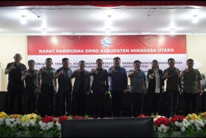 Foto bersama usai rapat Paripurna.