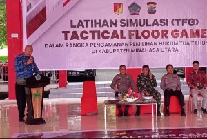 Sekertaris Daerah Rivino Dondokambey saat memberikan penjelasan dalam kegiatan latihan simulasi Technical Floor Game.