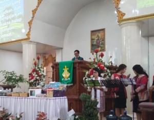 Penatua Joune Ganda jadi Khadim membawakan firman di Ibadah Pengucapan Syukur pada Jemaat GMIM Eben Heazer Suwaan.