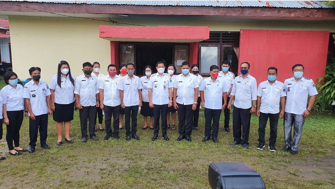 Bupati Joune Ganda pose bersama Hukum Tua di Kecamatan Wori.