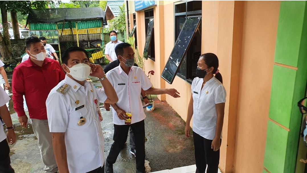 Bupati Joune Ganda saat bertandang ke Puskesmas Wori dan menyapa para perawat.