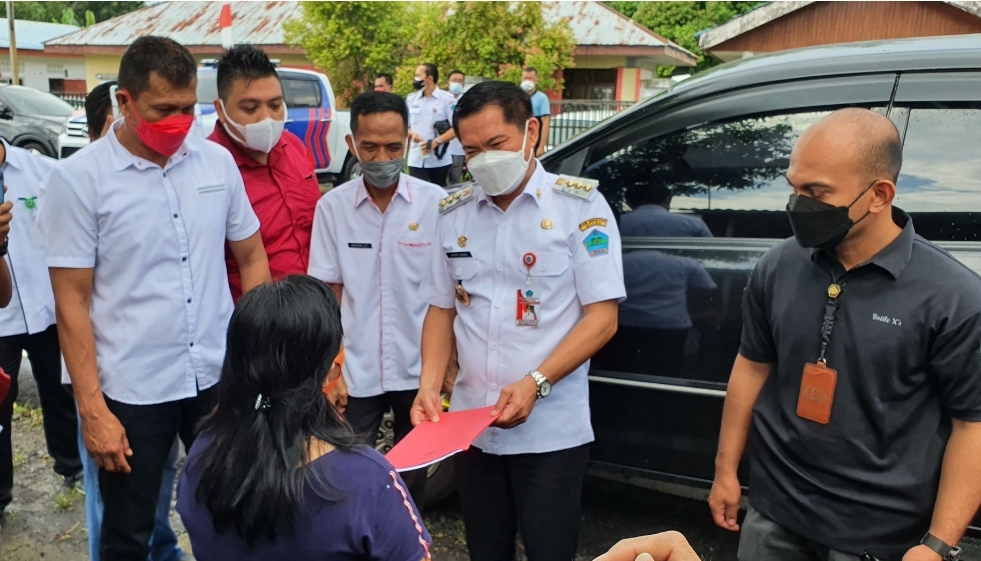 Bupati JG saat menyapa warga.