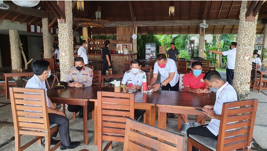 Bupati dan rombongan disambut oleh Pak Marthinus pemilik Resort Cocotinus.