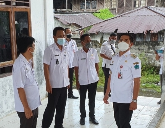 Bupati Joune Ganda didampingi pejabat Pemkab Minut saat mengunjungi desa Wori 2021 lalu.